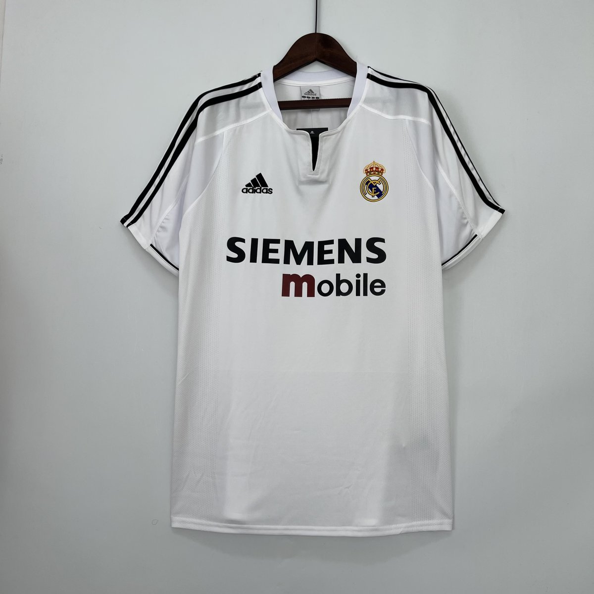 Real Madrid 2003-2004 Home Jersey in White with Black Shoulder Stripes — product photo