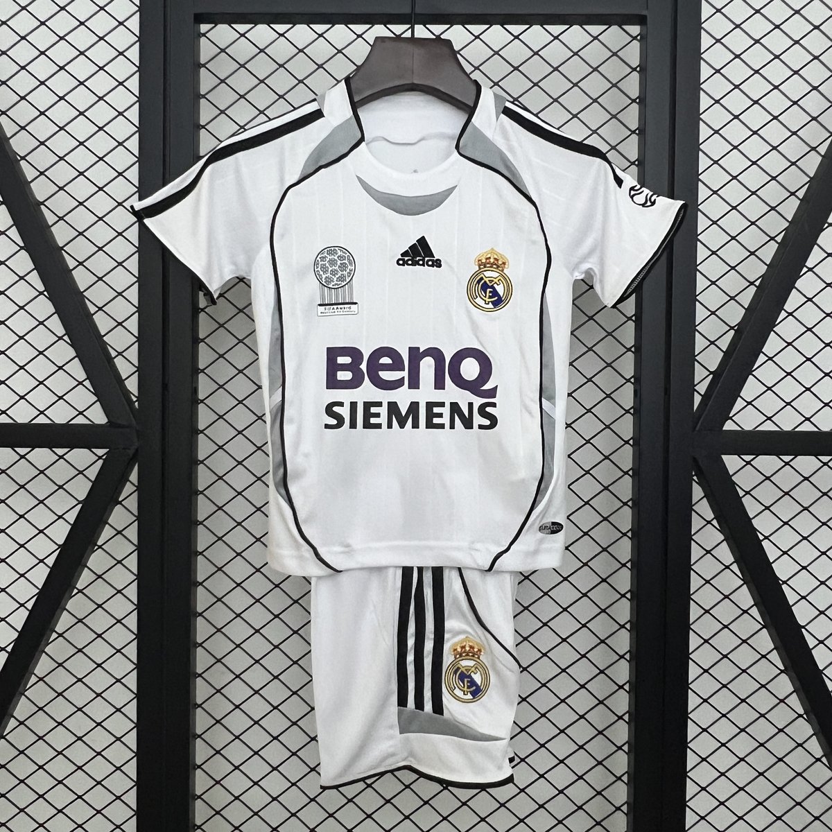 White Black Trim Real Madrid 2006-2007 Home Kids Kit — product photo